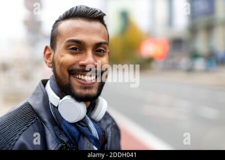 Portrait d'un beau jeune homme dans la rue de la ville Banque D'Images
