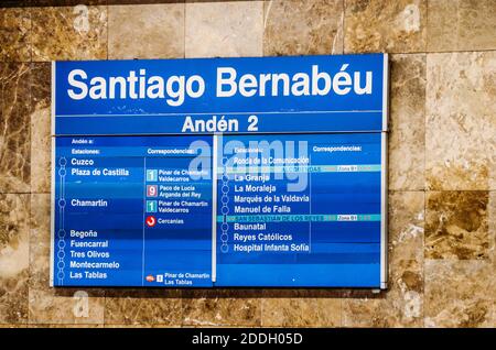 Panneau de métro à la station de métro Santiago Bernabeu à Madrid, Espagne Banque D'Images