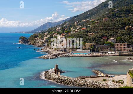 Vue sur la ville de Recco et la côte ligure, province de Gênes, Italie Banque D'Images