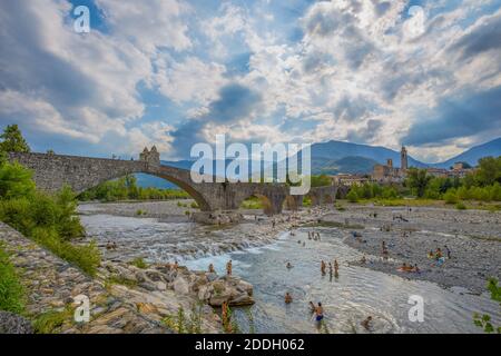 BOBBIO, ITALIE, 20 AOÛT 2020 - le 'Vieux' pont' ou 'Pont Gobbo' également 'Pont du diable' à Bobbio, province de Piacenza, Vallée de Trebbia, Emilie-Romagne, Banque D'Images