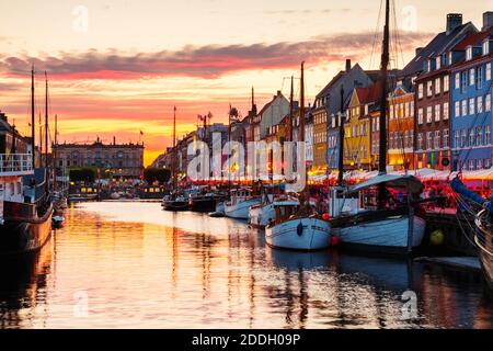 COPENHAGUE, DANEMARK - 12 AOÛT 2019 : vue nocturne du célèbre quartier de Nyhavn dans le centre de Copenhague, au Danemark. Divers bateaux amarrés avec historique Banque D'Images