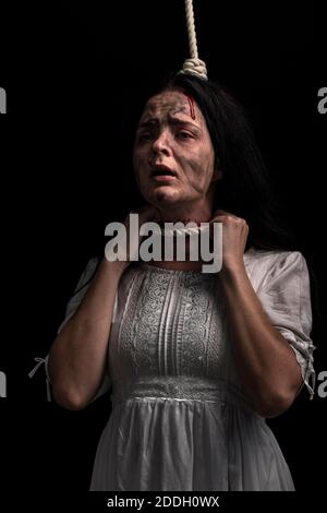 Portrait conceptuel d'une femme pendue. Banque D'Images