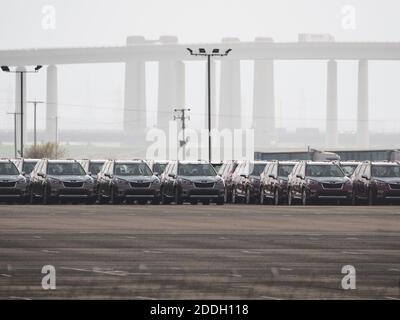 Queenborough, Kent, Royaume-Uni. 25 novembre 2020. Le port de Sheerness, dans le Kent, est l'un des principaux importateurs et exportateurs de voitures neuves du Royaume-Uni en provenance d'Europe. De nouvelles voitures et de nouveaux fourgonnettes dans un complexe de stockage près de Sheerness, alors que l’échéance du Brexit se profile à l’horizon. Crédit : James Bell/Alay Live News Banque D'Images