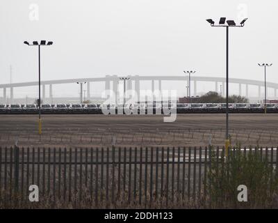 Queenborough, Kent, Royaume-Uni. 25 novembre 2020. Le port de Sheerness, dans le Kent, est l'un des principaux importateurs et exportateurs de voitures neuves du Royaume-Uni en provenance d'Europe. De nouvelles voitures et de nouveaux fourgonnettes dans un complexe de stockage près de Sheerness, alors que l’échéance du Brexit se profile à l’horizon. Crédit : James Bell/Alay Live News Banque D'Images