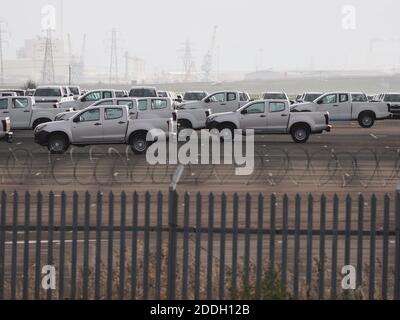 Queenborough, Kent, Royaume-Uni. 25 novembre 2020. Le port de Sheerness, dans le Kent, est l'un des principaux importateurs et exportateurs de voitures neuves du Royaume-Uni en provenance d'Europe. De nouvelles voitures et de nouveaux fourgonnettes dans un complexe de stockage près de Sheerness, alors que l’échéance du Brexit se profile à l’horizon. Crédit : James Bell/Alay Live News Banque D'Images