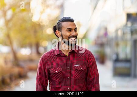 Portrait d'un beau jeune homme dans la rue de la ville Banque D'Images