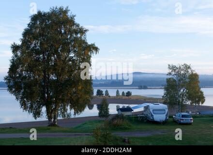 DALARNA, Suède le 07 septembre 2013. Matin vue d'un camping par une rivière. Plage, l'eau, le brouillard et la forêt. Usage éditorial. Banque D'Images