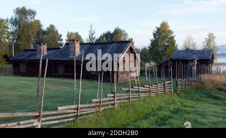 SARNA, Suède le 07 septembre 2013. Avis d'une vieille ferme en bois par un lac. 17-1800e typique, clôture en bois. Éditorial. Banque D'Images