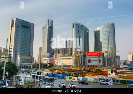 Lignes aériennes et chantier de construction avec grue à Guanggu, Wuhan ville de Chine. Banque D'Images