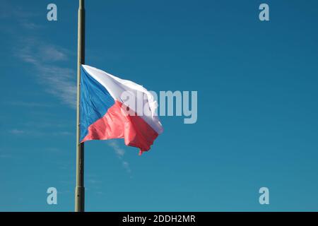 Un drapeau tchèque abaissé flotte dans le vent. Banque D'Images