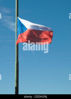 Un drapeau tchèque abaissé flotte dans le vent. Banque D'Images