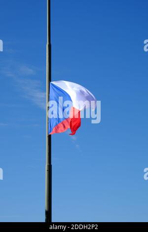 Un drapeau tchèque abaissé flotte dans le vent. Banque D'Images