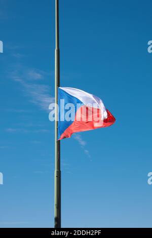 Un drapeau tchèque abaissé flotte dans le vent. Banque D'Images