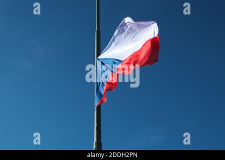 Un drapeau tchèque abaissé flotte dans le vent. Banque D'Images