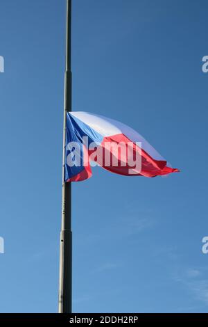 Un drapeau tchèque abaissé flotte dans le vent. Banque D'Images