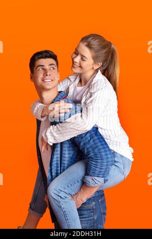 Joie à temps libre et émotions de couple amoureux à la date Banque D'Images