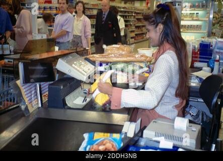 Code à barres à balayer par les employés de la caisse du supermarché Surrey, Angleterre Banque D'Images