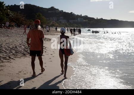 couple marchant sur la grande plage d'anse grenade îles éoliennes à l'ouest indies Banque D'Images