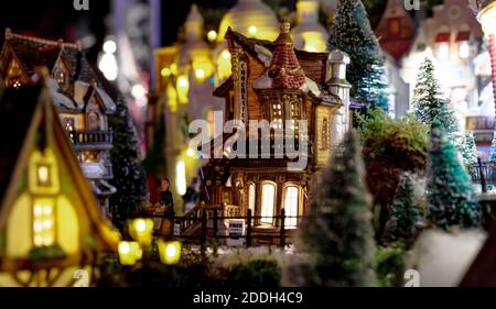 Miniature ville de Noël européenne vintage avec fenêtres lumineuses. Banque D'Images