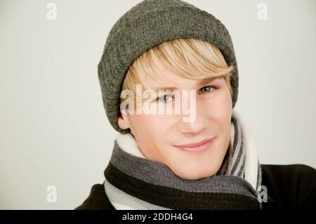 Portrait d'un jeune homme portant une casquette et une écharpe en laine. Fermer la vue. Banque D'Images