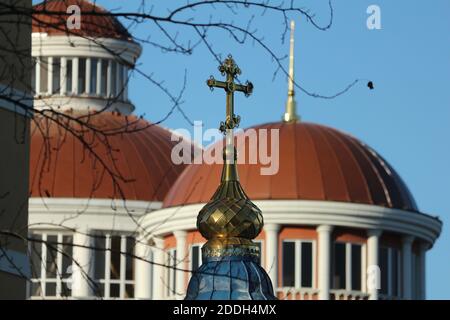 Croix orthodoxe en métal jaune sur le dôme de l'église orthodoxe. Le dôme en métal jaune doré de l'Église orthodoxe avec une croix . Banque D'Images