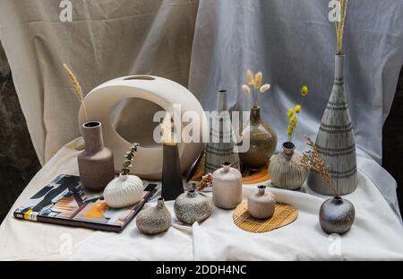 Plusieurs vases en céramique assortis faits main sur une table blanche. Décoration d'intérieur, espace pour le texte. Banque D'Images
