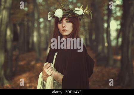 Portrait d'automne de la jeune fille médiévale. Couleurs vintage Banque D'Images