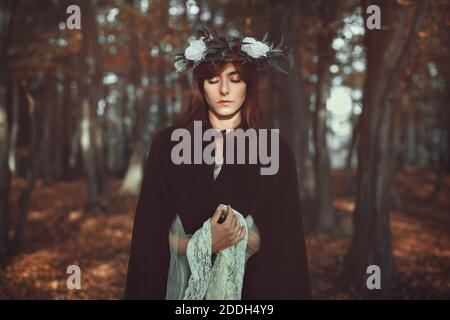 Princesse d'automne. Forêt de fées et de fantaisie Banque D'Images