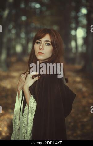 Belle fille avec cloak brun. Portrait en extérieur Banque D'Images