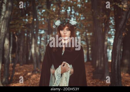 Princesse de la forêt d'automne. Fée et fantaisie Banque D'Images