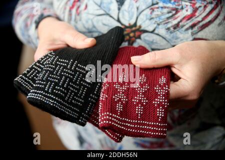 Bracelets en tricot naturel faits main brodés avec des perles du patrimoine national de l'art populaire, Lituanie Banque D'Images