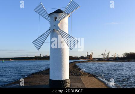 20 novembre 2020, Pologne, Swinemünde : le phare du moulin sur la jetée ouest. Photo: Sebastian Kahnert/dpa-Zentralbild Banque D'Images