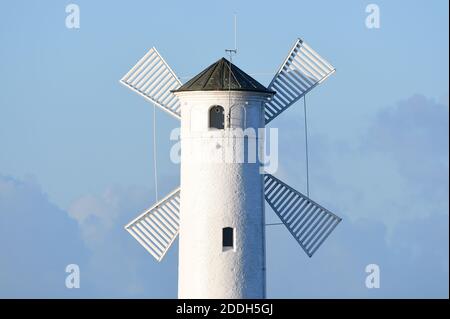 20 novembre 2020, Pologne, Swinemünde : le phare du moulin sur la jetée ouest. Photo: Sebastian Kahnert/dpa-Zentralbild Banque D'Images