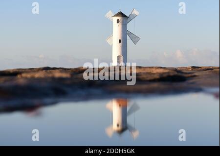 20 novembre 2020, Pologne, Swinemünde: La balise du moulin se reflète dans une flaque sur la jetée ouest. Photo: Sebastian Kahnert/dpa-Zentralbild Banque D'Images