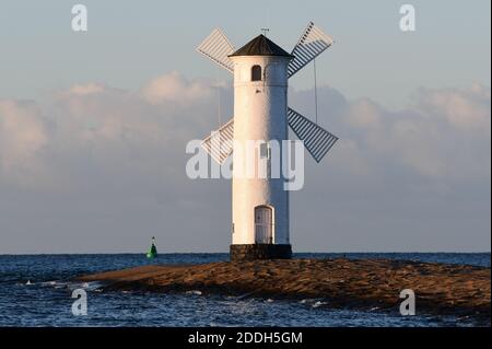 20 novembre 2020, Pologne, Swinemünde : le phare du moulin sur la jetée ouest au coucher du soleil. Photo: Sebastian Kahnert/dpa-Zentralbild Banque D'Images