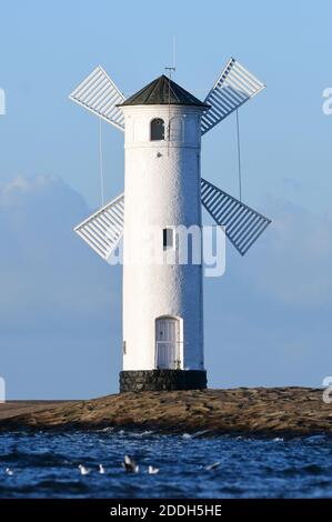 20 novembre 2020, Pologne, Swinemünde : le phare du moulin sur la jetée ouest. Photo: Sebastian Kahnert/dpa-Zentralbild Banque D'Images