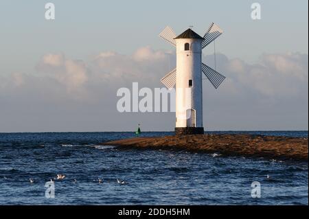 20 novembre 2020, Pologne, Swinemünde : le phare du moulin sur la jetée ouest au coucher du soleil. Photo: Sebastian Kahnert/dpa-Zentralbild Banque D'Images