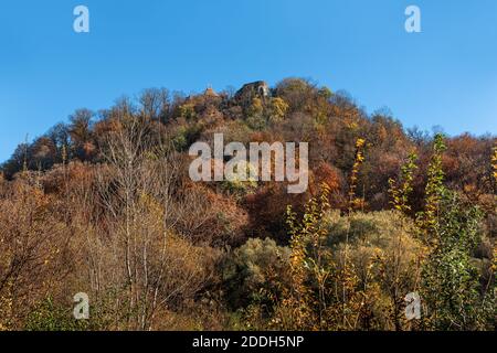 Ancien château médiéval en forêt d'automne. Le château de Nevytsky est une destination touristique populaire de Transcarpathia, en Ukraine Banque D'Images