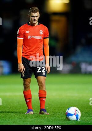 Kiernan Dewsbury-Hall de Luton Town lors du match de championnat Sky Bet à Kenilworth Road, Luton. Banque D'Images