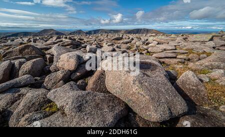 Vue sur le champ de rochers de granit qui fait partie du sommet de Ben MacDui, la 2ème plus haute montagne du Royaume-Uni, vers Braeriach Banque D'Images