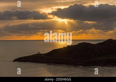 Langland Bay, Swansea, Royaume-Uni. 25 novembre 2020. Un bateau de pêche passe par Snaple point à Langland Bay près de Swansea cet après-midi alors que le soleil descend derrière les nuages cet après-midi. Credit: Phil Rees/Alamy Live News Banque D'Images