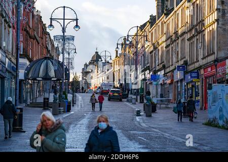 Hamilton, Écosse, Royaume-Uni. 25 novembre 2020. Hamilton dans le Lanarkshire du Sud, très calme pendant le confinement sévère de niveau 4 imposé par le gouvernement écossais. Les entreprises non essentielles, les bars, les restaurants et les magasins sont fermés. La plupart des régions centrales de l'Écosse sont sous le plus haut niveau de confinement. Crédit. Iain Masterton Banque D'Images