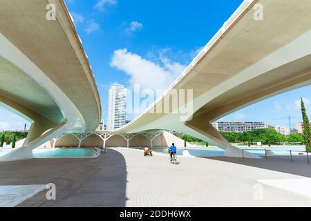 Paysage urbain d'été avec ponts de Valence Banque D'Images