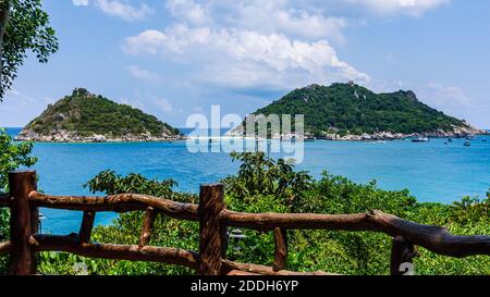 Deux petites vues sur l'île verte depuis la baie de Koh Tao, eau bleu cristal. Banque D'Images