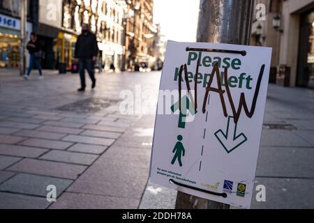 Glasgow, Écosse, Royaume-Uni. 25 novembre 2020. Centre-ville de Glasgow très calme pendant le niveau 4 sévère confinement imposé par le gouvernement écossais. Les entreprises non essentielles, les bars, les restaurants et les magasins sont fermés. Photo : le signe social de distanciation a été vandalisé. Crédit. Iain Masterton Banque D'Images