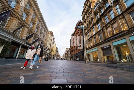 Glasgow, Écosse, Royaume-Uni. 25 novembre 2020. Centre-ville de Glasgow très calme pendant le niveau 4 sévère confinement imposé par le gouvernement écossais. Les entreprises non essentielles, les bars, les restaurants et les magasins sont fermés. Photo : Buchanan Street est presque déserte. Crédit. Iain Masterton Banque D'Images