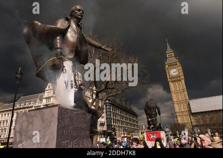 Démonstration du jour de mai Parlement q. La manifestation était principalement axée sur les prochaines élections générales qui ont lieu le 6 mai. Manifestant sur la plinthe de la statue de Lloyd George. Chambres du Parlement, Parliament Square, Londres, Royaume-Uni. 1er mai 2010 Banque D'Images