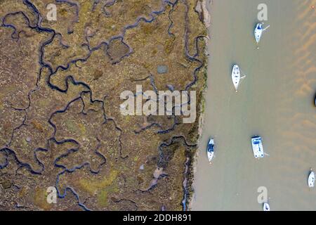 Une photo de drone autonome datée du 24 novembre montre de petits bateaux et des yachts amarrés par les marais de Wells-Next-the-Sea à Norfolk. Pour le moment, toute la navigation est interdite en raison des restrictions de Covid. Banque D'Images