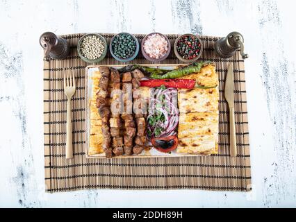 Cuisine turque délicieux brochette de ciger. Brochette de foie, turc Ciger Shish Kebab sur petit barbecue avec tomates, délicieux, naturel, gros plan. Banque D'Images