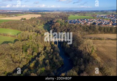 Vue aérienne du viaduc ferroviaire des camps traversant la rivière Almond dans le parc national d'Almondell et de Calderwood, Calder est, Lothian ouest. Banque D'Images